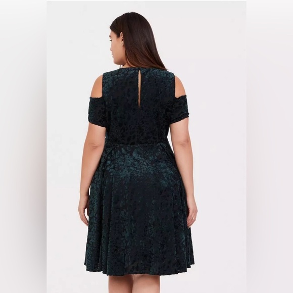 Torrid women’s green velvet burnout cold shoulder skater dress. Plus Size 2X - Picture 11 of 11